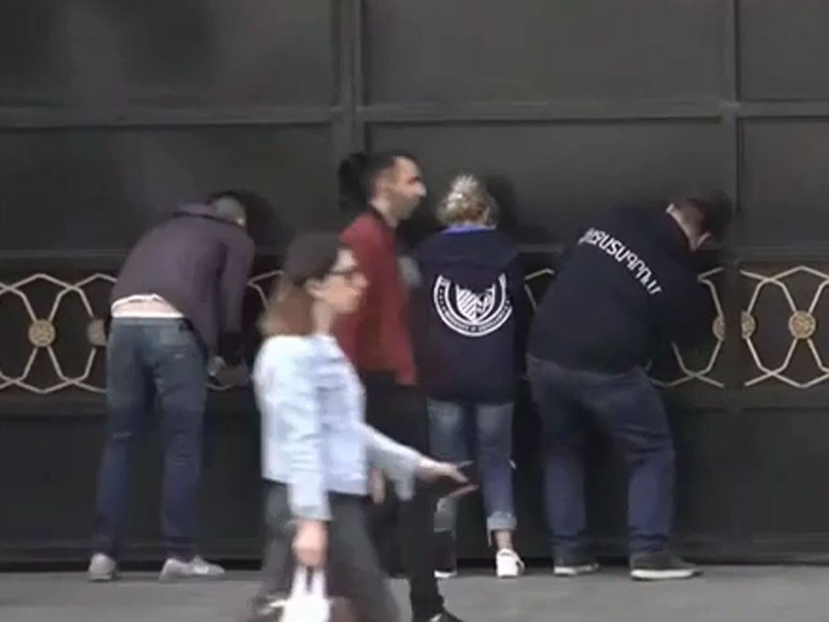Yerevanda etirazçılar özlərini hökumət binasına qandalladı (VİDEO)