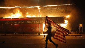 Amerikada etirazçılar polis binasını yandırdılar