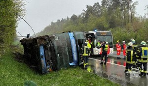Almaniyada şagirdləri daşıyan avtobus aşdı: yaralılar var