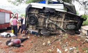Avtobus körpüdən aşdı: 31 ölü