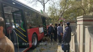 Avtobus qəza törətdi: motosikletçi təkərin altında qaldı – Video
