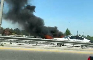 Bakı aeroportunda avtomobil yandı