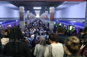 Bakı metrosunda sıxlıq: azyaşlı xəstəxanalıq oldu