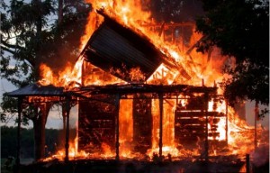 Bakıda 10 otaqlı ev yandı