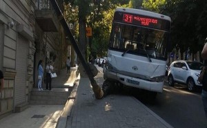 Bakıda avtobus işıq dirəyinə çırpıldı – Foto