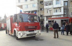 Bakıda binada yanğın: 6 nəfər təxliyə edildi – Video