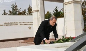 Bayramov Bişkekdəki Ata-Beyit Memorial Kompleksində – Foto