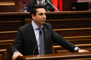 Erməni parlamentinin sədri vətəndaşın gözünə tüpürdü