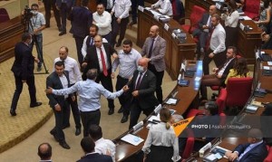 Erməni parlementində dava: İclas dayandırıldı