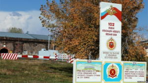 Erməni polisi Gümrüdəki hərbi bazaya girişləri bağladı