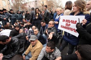 Ermənistanda etiraz: Hökumət istefaya çağırıldı