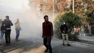 Etirazçılar Tehranda yolu bağladı