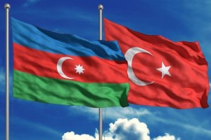 Evinin damına Türkiyə və Azərbaycan bayrağını çəkdi – Video