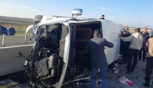 Fəhlələri aparan avtobus qəzaya düşdü: 3 nəfər yaralandı