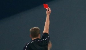 Futbolçular qırmızı kart göstərən hakimi uçurumdan atdı