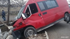 Goranboyda fəhlələri daşıyan mikroavtobus aşdı: 24 yaralı