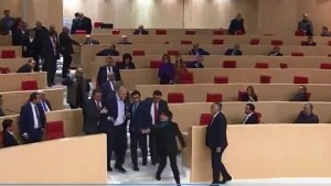 Gürcüstan parlamentində əlbəyaxa dava – Video