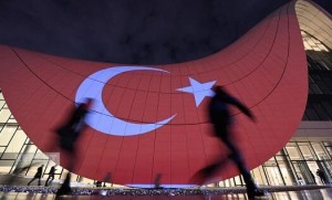 Heydər Əliyev Mərkəzi Türkiyə bayrağı ilə işıqlandırıldı – Foto