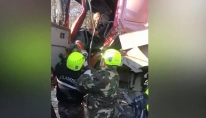 İki yük maşını toqquşdu: Sürücülər belə xilas edildi – Video