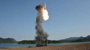 İlk dəfədir ki, raket Cənubi Koreyaya yaxın əraziyə düşür