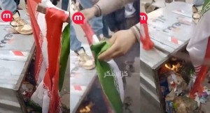 İranda etirazçılar bayrağı zibil qutusuna atıb yandırdı – Video