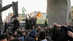 İranda tələbələr oturaq aksiyaya başladı
