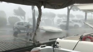 İtaliyada dəhşətli fırtına: xəstəxananın damı uçdu
