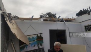 Külək Bakıda evin damını uçurdu: xəsarət alanlar var – Foto