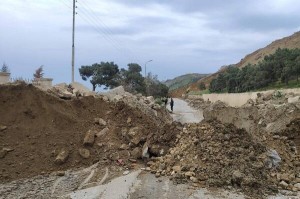 Lənkəranda torpaq sürüşməsi: 7 kəndi birləşdirən yol çökdü