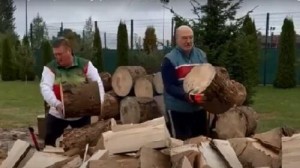 Lukaşenko avropalılar üçün odun doğradı – Video