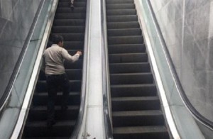 Metroda eskalatora kimyəvi maddə sürtənlər saxlanıldı