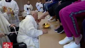 Papa məhbus qadınların ayaqlarını yuyub, öpdü – Video