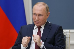Peskov: Putinin ölkədən çıxmaq fikri yoxdur!