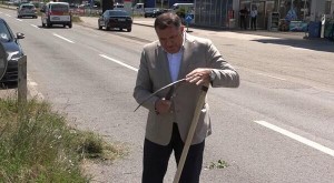 Prezident yol kənarındakı otları biçdi – Video