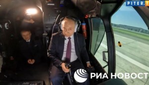 Putin helikopter simulyatorunu idarə etdi – Video
