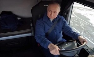 Putin “KamAZ” sürdü – Video