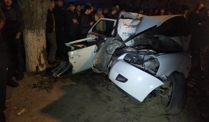 Qubada avtomobil ağaca çırpıldı: 5 nəfər yaralandı