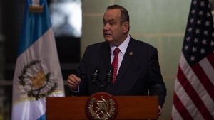 Qvatemala prezidentinə silahlı hücum edildi