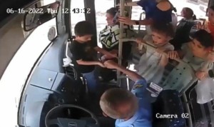 Sərnişini avtobusdan çölə atan sürücü cəzalandırıldı – Video
