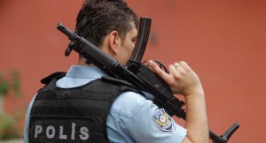 Suriyalı türk polisi qucaqlayıb, tapançasını ələ keçirdi…