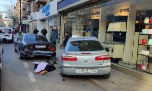 Taksi sürücüsü sükan arxasında öldü, 2 maşını əzdi – Video