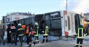 Türkiyədə cənazə maşını aşdı: 16 nəfər yaralandı