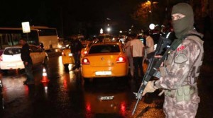 Türkiyədə polis maşını partladıldı: xəsarət alanlar var