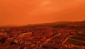 Türkiyənin bu şəhəri qırmızıya boyandı – Foto