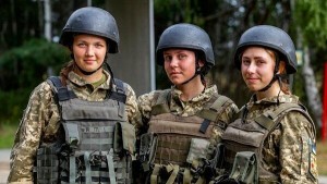 Ukrayna ordusunda neçə min qadın döyüşür?