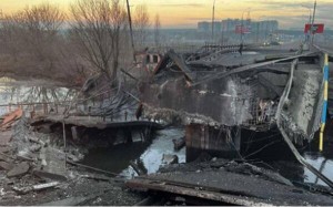Ukrayna Xersonda dəmir yolu körpüsünü vurdu