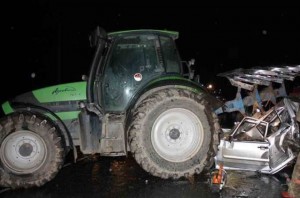 Yevlaxda avtomobil traktora çırpıldı: yaralılar var